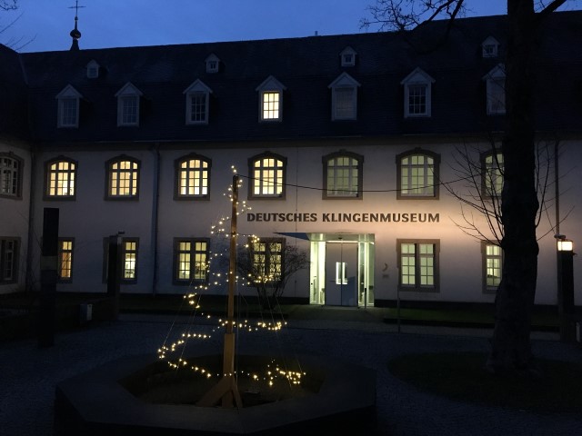 Das weihnachtlich beleuchtete Klingenmuseum